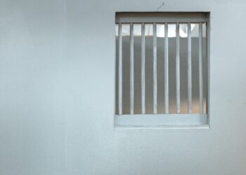 ΔΙΑΚΡΙΣΕΙΣ ΚΑΙ ΜΕΣΑ ΣΤΙΣ ΦΥΛΑΚΕΣ;