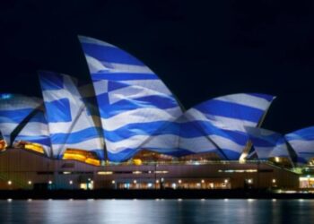 ΤΑ ΕΛΛΗΝΙΚΑ ΧΡΩΜΑΤΑ ΦΩΤΙΖΟΥΝ ΤΑ ΚΤΙΡΙΑ ΤΟΥ ΚΟΣΜΟΥ