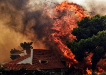 Ελληνικό Καλοκαίρι στις Φλόγες
