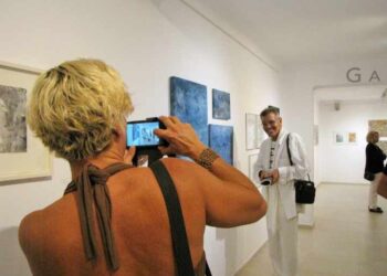 Η Aqua Gallery εγκαινίασε την έκθεση «Η Τέχνη ταξιδεύει»