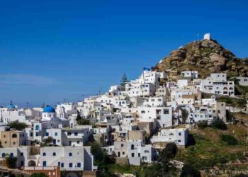 Η ΊΟΣ στους τέσσερις κορυφαίους προορισμούς με θέα θάλασσα σύμφωνα με τη VOGUE!