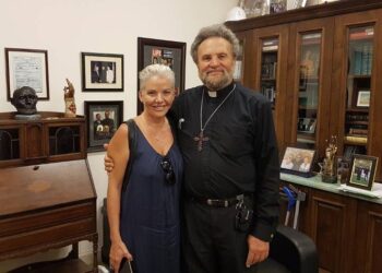 John Bakas: «Ο παπάς πρέπει να είναι ζητιάνος!»