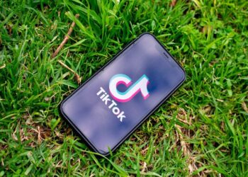 ΤΙ ΣΥΜΒΑΙΝΕΙ ΜΕ ΤΟ TIKTOK;