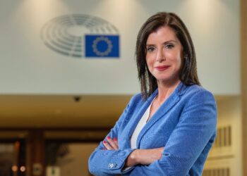Η ΕΛΛΗΝΙΚΗ ΟΜΟΓΕΝΕΙΑ ΠΡΩΤΑΓΩΝΙΣΤΗΣ ΣΤΗΝ ΠΟΡΕΙΑ ΤΗΣ ΕΛΛΑΔΑΣ ΠΡΟΣ ΤΟ ΑΥΡΙΟ