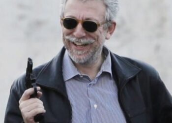ΠΥΡΟΒΟΛΩΝΤΑΣ ΤΟΝ ΑΛΕΞΗ