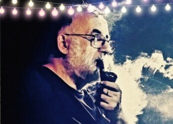 ΘΑΝΟΣ ΜΙΚΡΟΥΤΣΙΚΟΣ: ΧΟΡΕΨΕ ΠΑΝΩ ΣΤΟ ΦΤΕΡΟ ΤΟΥ ΚΑΡΧΑΡΙΑ